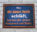 Schild-wer-die-ganze-Nacht-schlaeft-7173271.jpg