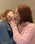Jia Lissa и Ella Hughes целуются.mp4