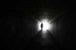 tunel-corredor-persona-oscuridad-sombra-luz-entrada-Fondos-[...].jpg