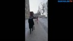 Голая женщина гуляет по вокзалу в Южно-Сахалинске.mp4