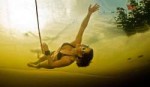 french-freediver-chloé-villaume-ice-diving-in-a-bikini-on-l[...].jpg