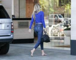 gigi-hadid-in-tight-jeans-out-in-los-angeles-08-12-20157.jpg