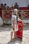 800px-Romanlegionairewithmanica01.jpg