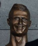 funny-cristiano-ronaldo-statue-fail-33-58dcc00c785ef700.jpg