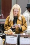 emma-stone-on-the-set-of-maniac-at-park-avenue-in-new-york-[...].jpg