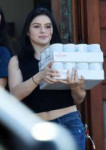 ariel-winter-at-sherman-oaks-animal-hospital-and-pet-suppli[...].jpg