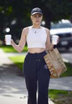 willa-holland-spotted-with-coffee-and-a-bag-of-groceries-in[...].jpg