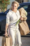 pamela-anderson-wears-her-workout-sweats-to-shop-for-grocer[...].jpg