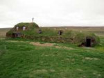 1024px-IcelandSaenautaselEarthcoveredhomeoutside.JPG