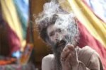 sadhu-naga-baba-smoking-a-chilum-at-the-kumbh-mela-in-harid[...].jpg