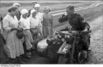 BundesarchivBild101I-187-0203-23,Russland,PK-SoldataufMotor[...].jpg