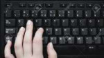 97321036-positioning-of-the-hand-on-the-keyboard-of-a-gamer[...].jpg