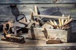 depositphotos66227391-stock-photo-wooden-carpenters-box-wit[...].jpg