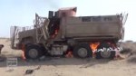 إحراق مدرعة للمنافقين في جبهة الساحل الغربي بمحافظة تعز HD.mp4