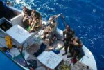 Сомалийские пираты в лодке.jpg