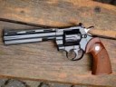 colt-python-revolver-doski.jpg