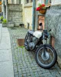 depositphotos125653468-stock-photo-silver-rebuilt-motorcycl[...].jpg