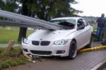 BMW-3er-Coupe-E92-Unfall-Leitplanke-Suedafrika-roadsafety-c[...].jpg