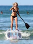 AnnaSophia-paddle-surfing-in-Hawaii-Jul-4-annasophia-robb-2[...].jpg