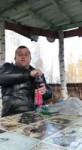 Мужик кушает рыбу.mp4