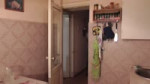 Человек в комнате танцует танец.mp4