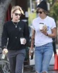 kristen-stewart-and-alicia-cargile-out-for-coffee-in-los-fe[...].jpg