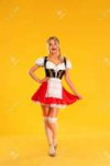 153805283-junge-oktoberfest-kellnerin-die-ein-traditionelles-bayerisches-oder-deutsches-dirndl-trägt.jpg