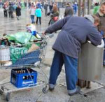 Pfandflaschensammler-man-looking-for-deposit-bottles.jpg