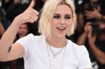 kristen-stewart-blonde-thumbs-up-short-hair.jpg