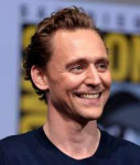 1200px-TomHiddlestonin2017byGageSkidmore(1).jpg