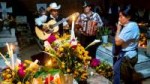 Мариачи-поют-на-кладбище-в-День-Мертвых-Мексика.jpg