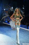 kinopoisk.ru-Victoria27s-Secret-Fashion-Show-2911556.jpg