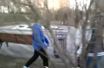 парня в футболке супермена бьют.webm