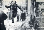 monochrome-soldier-vintage-Berlin-berlin-wall-East-Germany-[...].jpg
