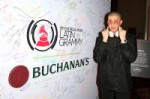 Bad-Bunny-Firmando-la-Pared-Deja-Tu-Marca.jpg