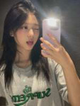 haerin-mirror-selfies-v0-08jvwegj9lvd1.webp