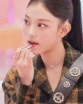 250121-haerin-at-the-dior-lip-glow-pop-up-at-shinsegae-v0-vke787spjbee1.webp