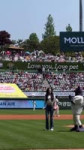 Sui throwing the first pitch for SSG Landers.mp4