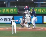 Leesol throwing the first pitch for Doosan Bears.mp4