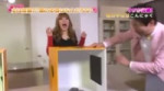 Лиззи щупает желе.webm
