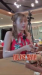 SanaeatingcrabinSingaporevseatingintheUnitedStates#.mp4