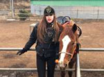 blackpink-rose-instagram-2018-horse-riding[1].jpg