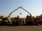 طائرة اباتشي تمر من تحت قوس النصر في بغداد (360p30fpsH264-128kbitAAC).mp4