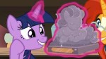 TwilightmarvelingatantiqueponystatuetteS7E24.png