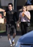 Chloe-Moretz-with-Brooklyn-Beckham-gabbing-iced-coffees--09[...]