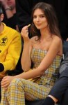 emily-ratajkowski-laker-v-rockets-la-03-dec-17-12.jpg