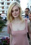 elle-fanning-walking-out-on-the-croisette-in-cannes-05-19-2[...].jpg