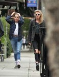 kristen-stewart-and-stella-maxwell-out-and-about-in-los-ang[...].jpg