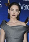 alison-brie-at-writers-guild-awards-2018-in-beverly-hills-0[...].jpg