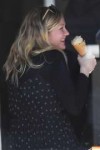 pregnant-kirsten-dunst-at-mcconnell-s-fine-ice-cream-shop-i[...].jpg